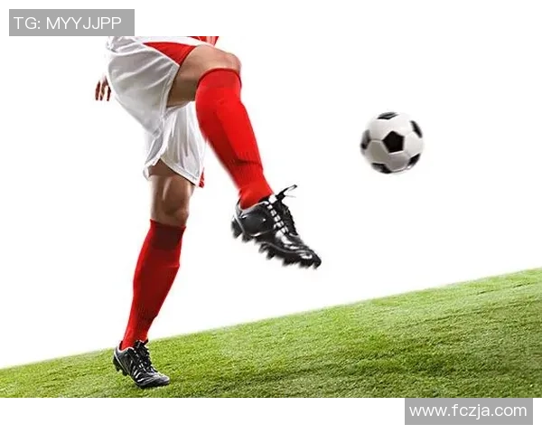 足球明星佩戴护膝的精彩瞬间与时尚风采全景展示